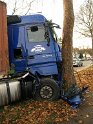 VU LKW gegen Baum Koeln Merheim Olpenerstr P345